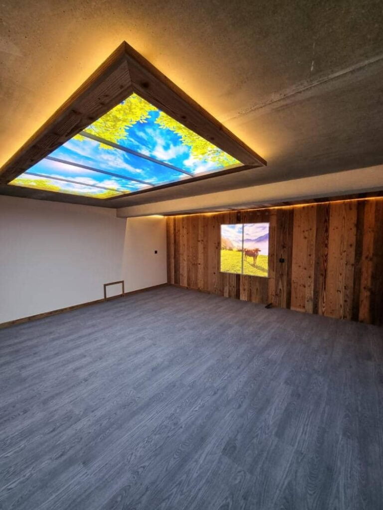 Transformation lumineuse réussie grâce à un plafonnier LED et une fenêtre trompe-l’œil intégration bois