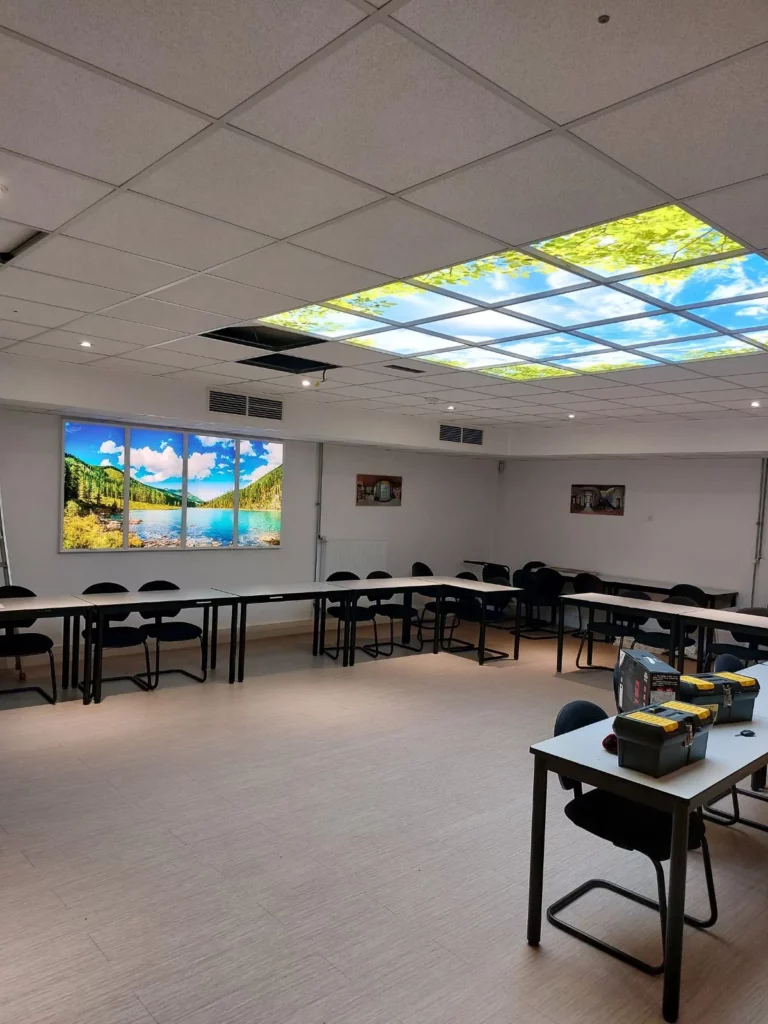 Comment améliorer un espace clos? Fenêtres lumineuses ou plafonds lumineux? 4 Plafonds lumineux imprimés pour illuminer une salle de réunion sans lumière naturelle