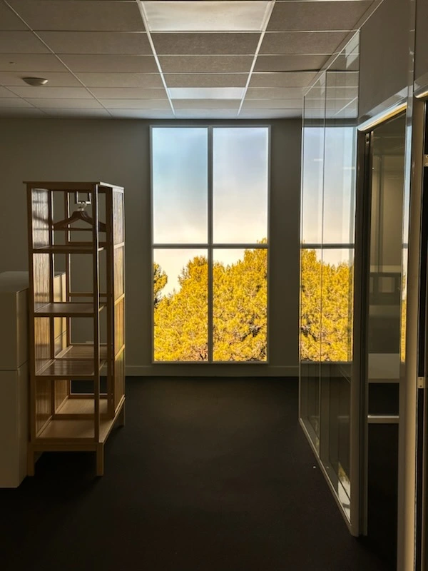 Fausse fenêtre lumineuse trompe-l’œil dans un espace sombre